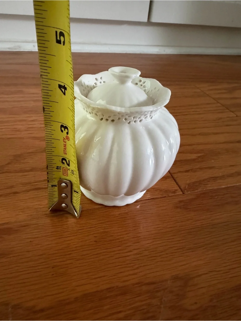 Graces teaware White Ceramic Scalloped Rim Decorative Vase small petal